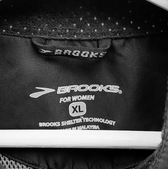 Brooks Running Black Jacket - Picture 4 of 5